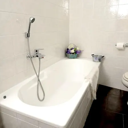 House With 2 Bedrooms In With Wifi